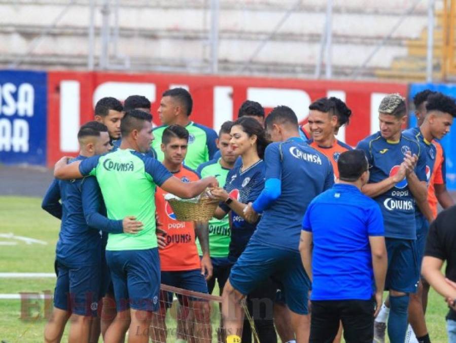 FOTOS: Presentadores de Las Mañanas del 5 pagan apuesta regalando 'burritas' a Motagua