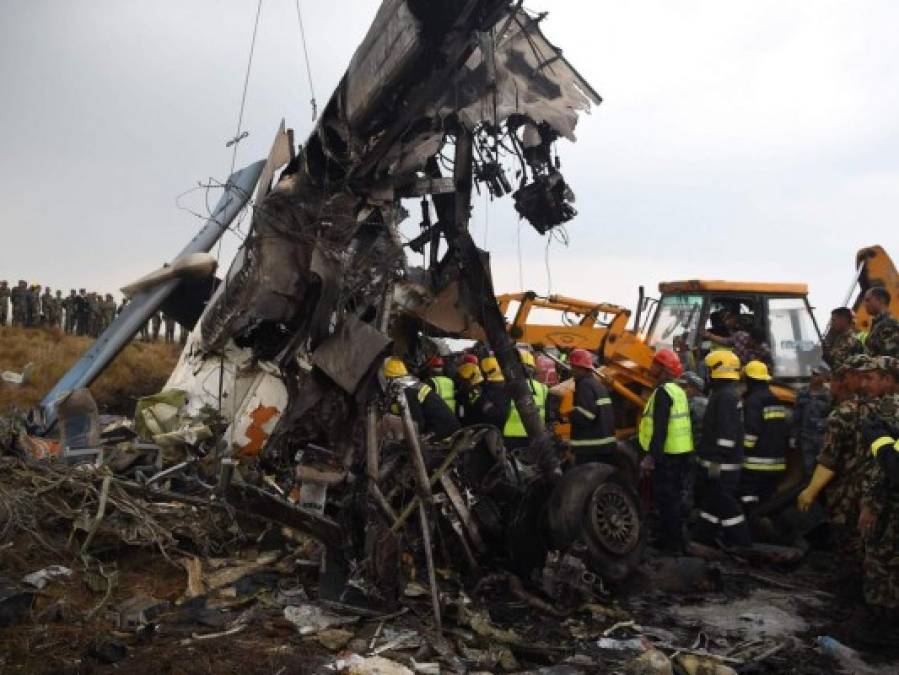 Impactantes imágenes del avión que cayó en Nepal y dejó unos 40 muertos