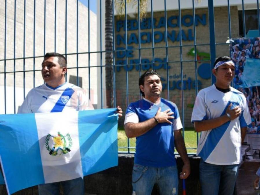 Guatemaltecos protestan y piden a la FIFA que les suspenda el castigo