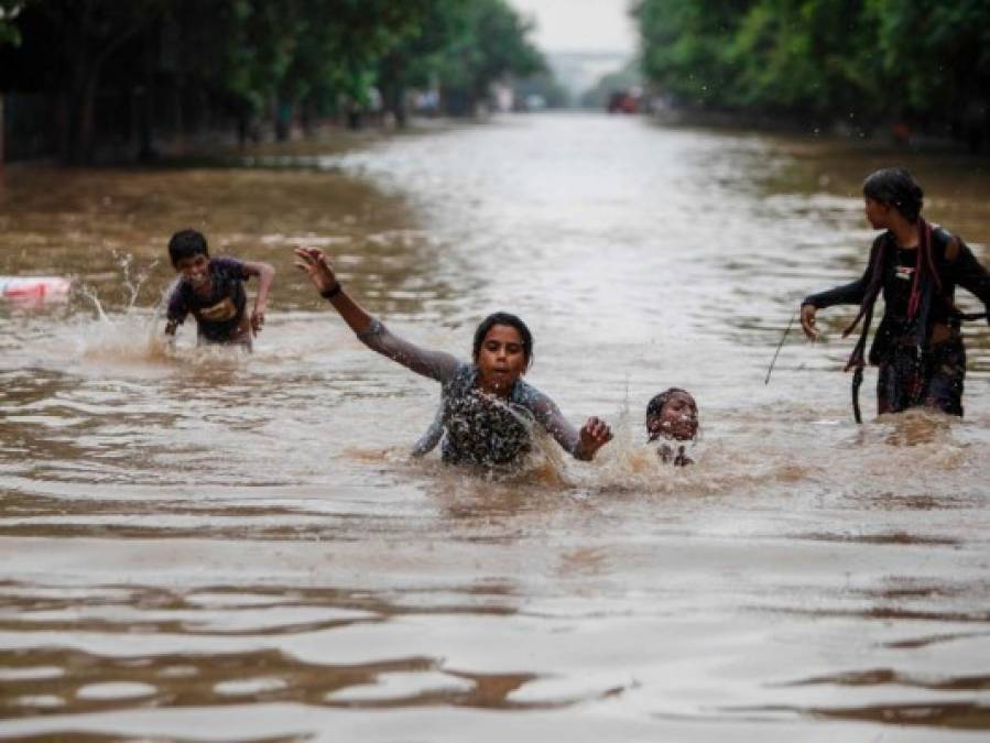 Muertos, inundaciones y damnificados por lluvias en el sur de Asia (FOTOS)