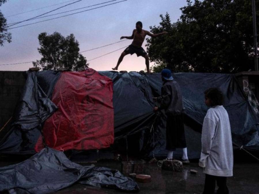 FOTOS: Fuerte lluvia destruye carpas en las que dormían migrantes de la caravana en Tijuana, México