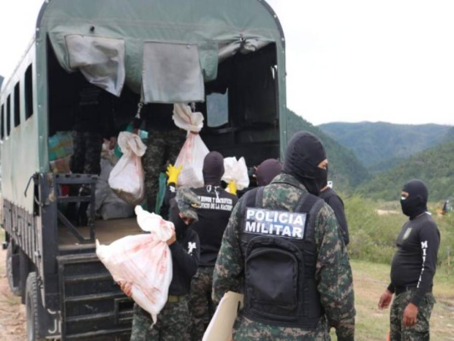 FOTOS: Queman más de 1,200 kilos de cocaína decomisados en La Mosquitia