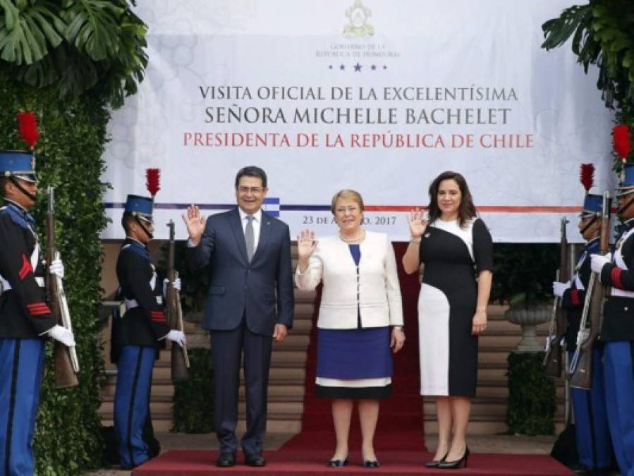 Ana García de Hernández se luce con hermoso y tallado vestido durante visita de Bachelet