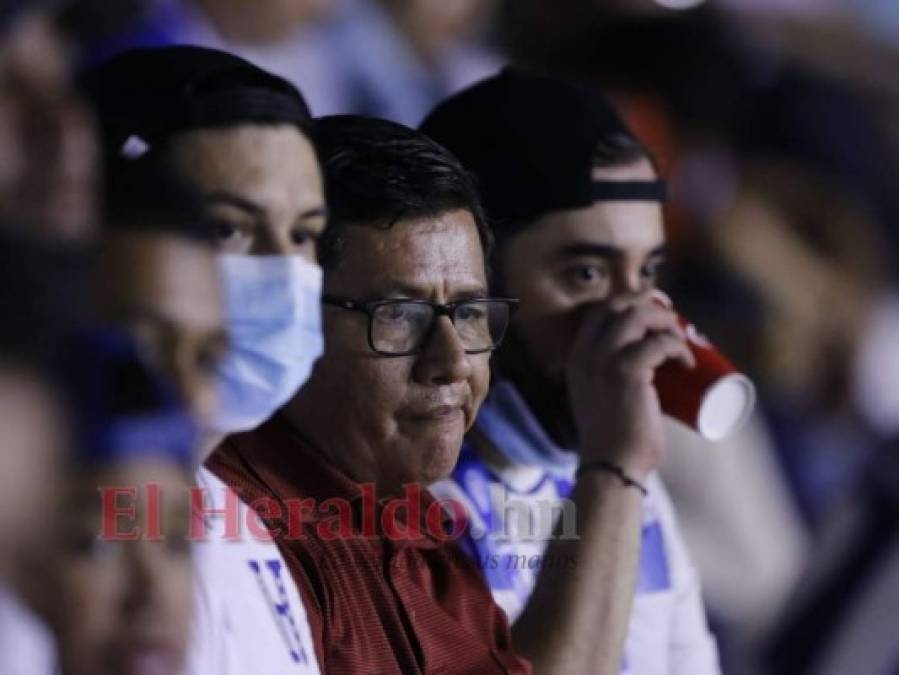 Impotencia, frustración y tristeza: los rostros de decepción de la afición hondureña