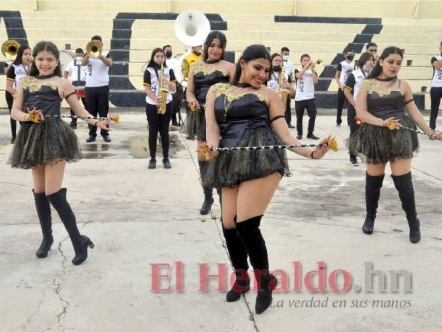 Bellas palillonas del Guillén Zelaya deslumbran con espectacular show (FOTOS)