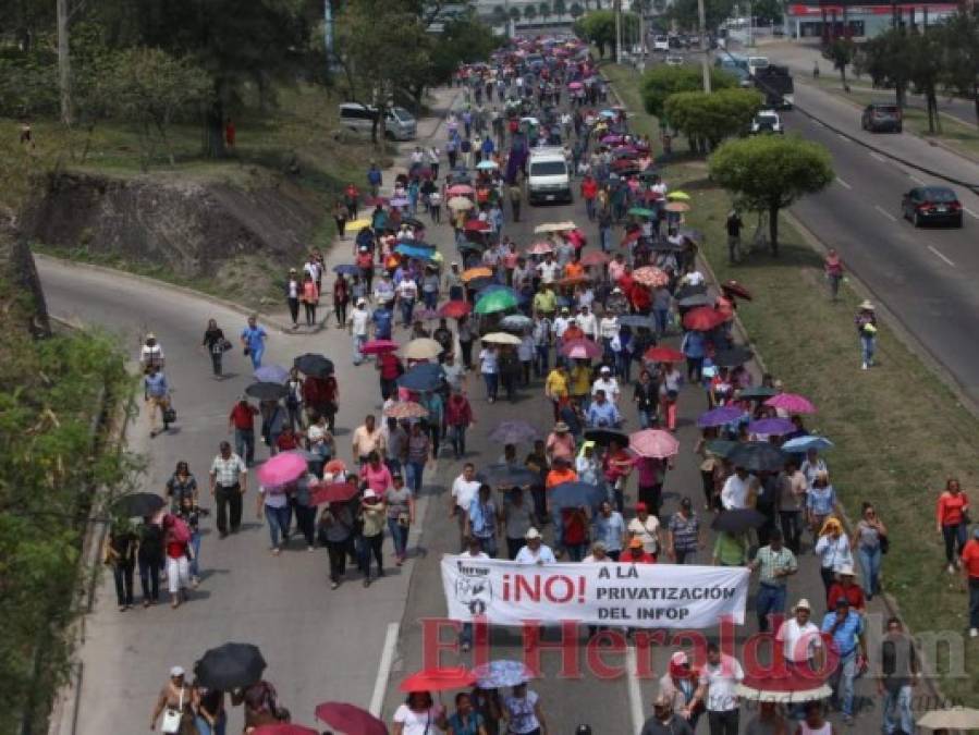 Fotos: Con gritos y quema de llantas ante Inprema, maestros piden derogación de decretos