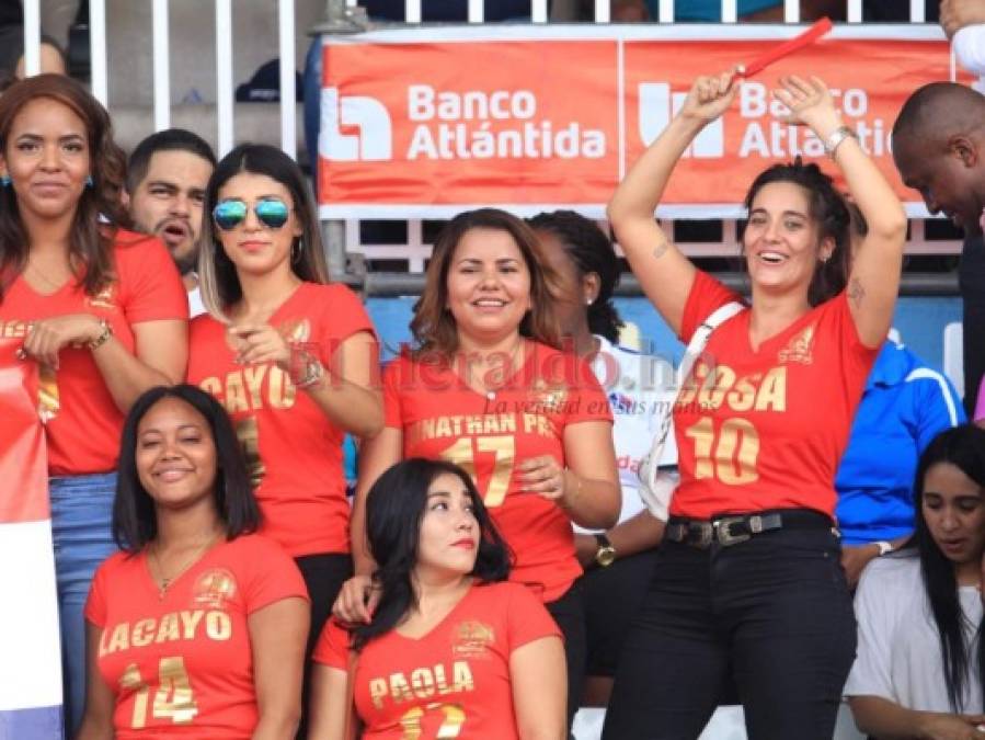 FOTOS: Así alentaron madres, hermanas y esposas de jugadores olimpistas en el Nacional