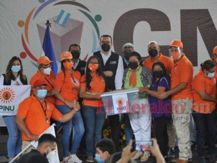 Alianzas azul y verde, aplausos y discursos: lo que se vio en la entrega de planillas al CNE (FOTOS)