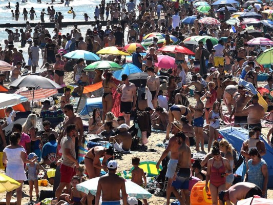 FOTOS: Indignante aglomeración en playa del sur de Inglaterra en plena pandemia