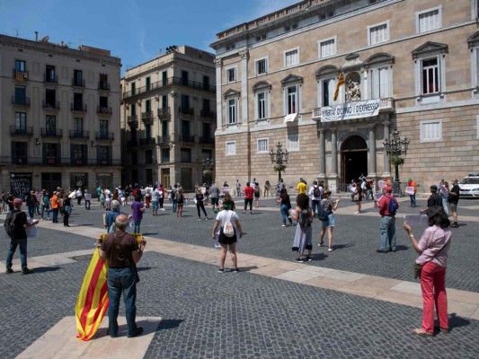 Miles de españoles protestan en carro contra el gobierno por gestión de la pandemia