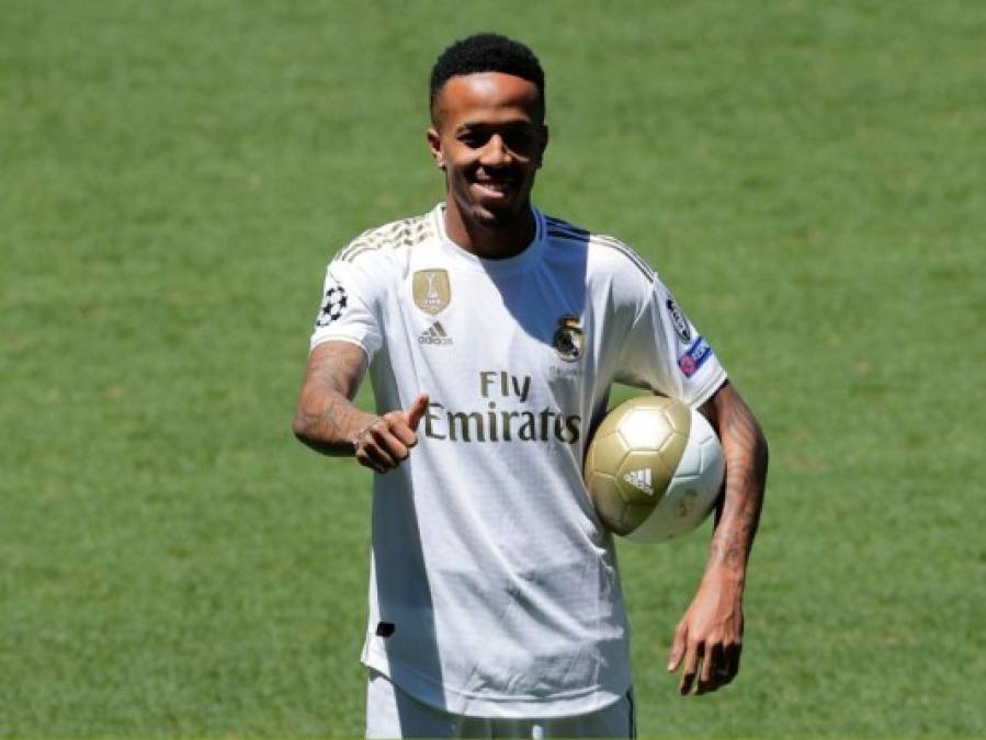 FOTOS: ¡Casi se desmaya! Así fue la peculiar presentación de Éder Militao con el Real Madrid