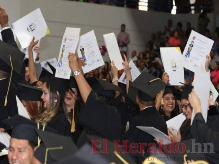 FOTOS: Llenos de ilusiones, 1,280 profesionales se graduaron en la UNAH