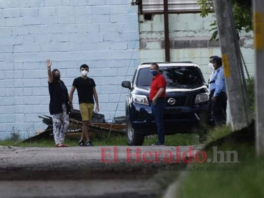 Sonriente y en compañía de Pepe Lobo: Así fue la salida de Rosa Elena de prisión