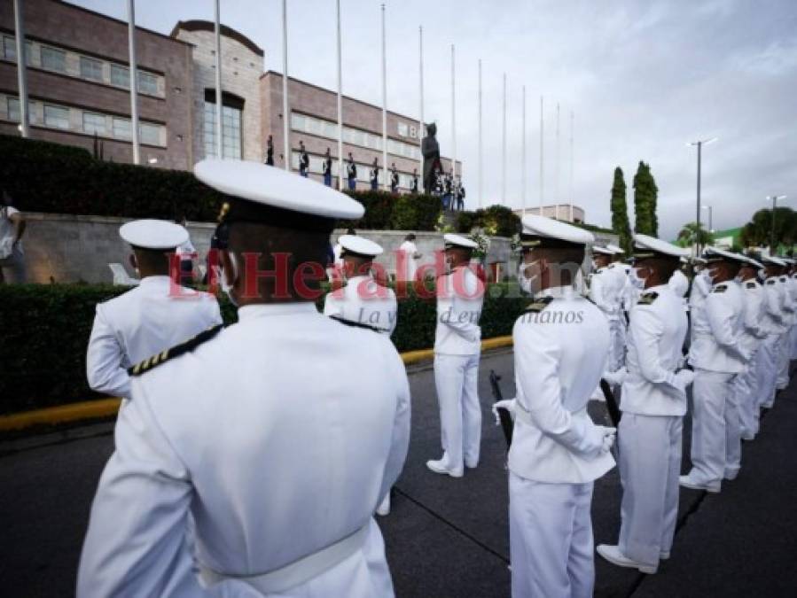 Algarabía en Plaza de las Banderas para conmemorar los 199 años de Independencia