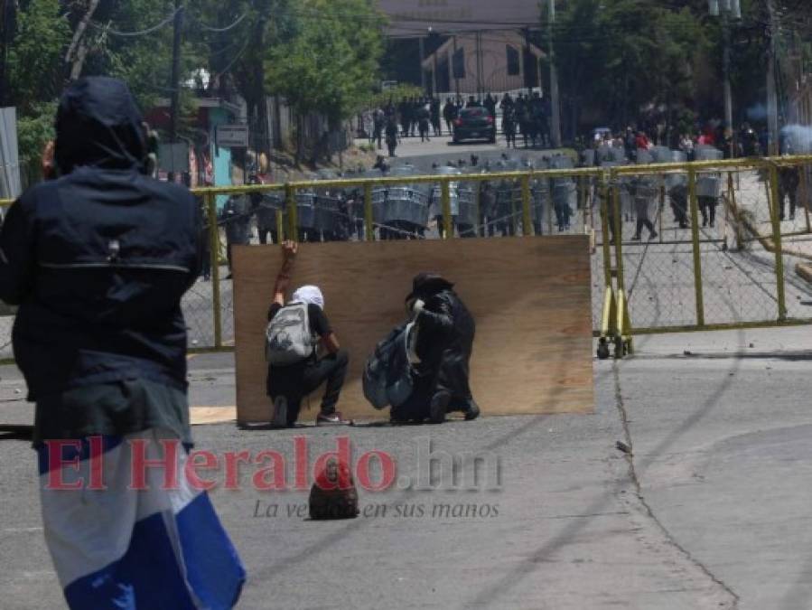 Las imágenes que dejó el enfrentamiento entre estudiantes y policías