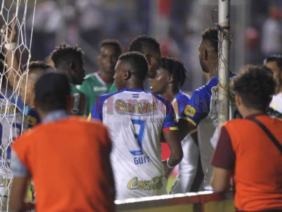 FOTOS: Así fue el zafarrancho entre jugadores de Olimpia y Marathón que dejó cuatro expulsados en el clásico