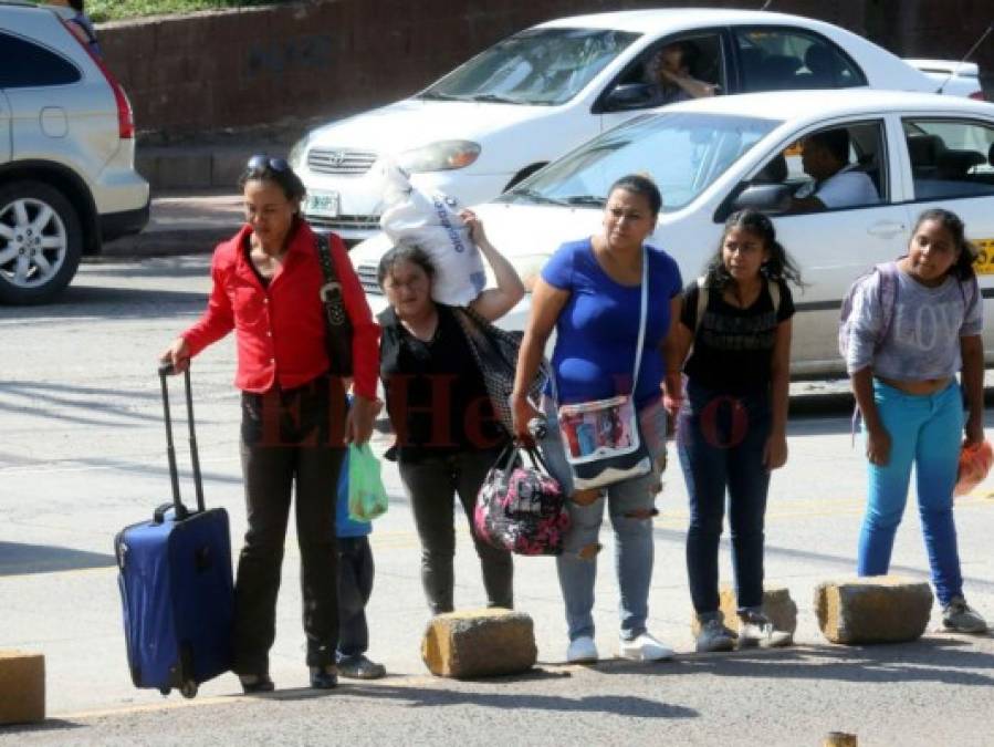 Abarrotadas terminales de autobuses en regreso de personas a la capital