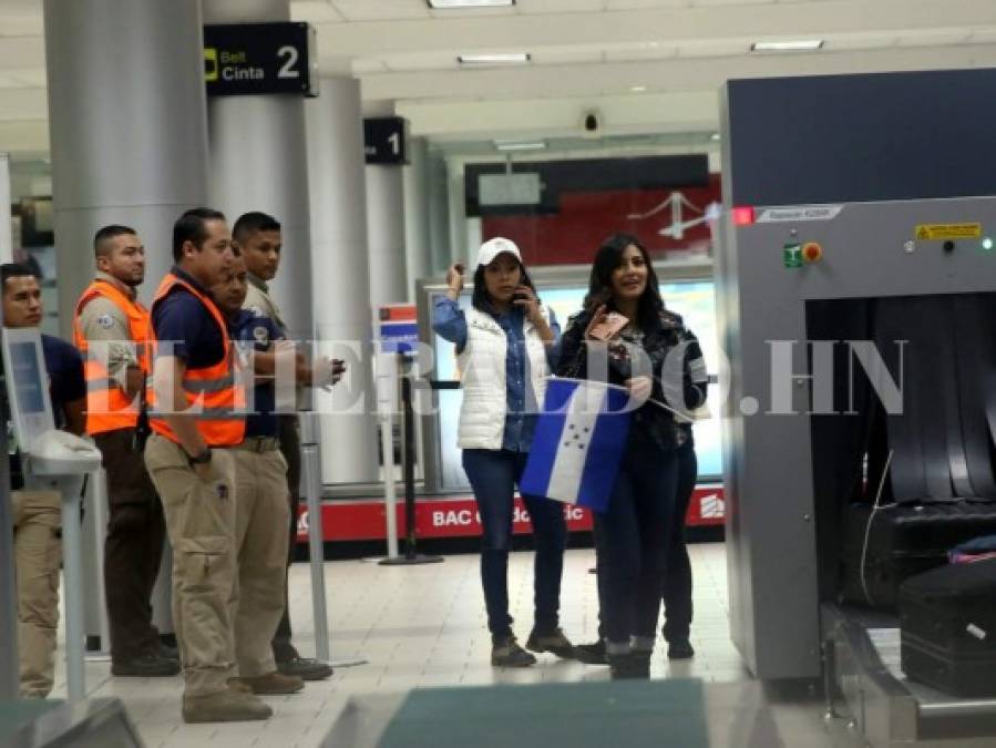 Fotos: Así fue la caótica bienvenida que recibió Katheryn Banegas en el aeropuerto Toncontín