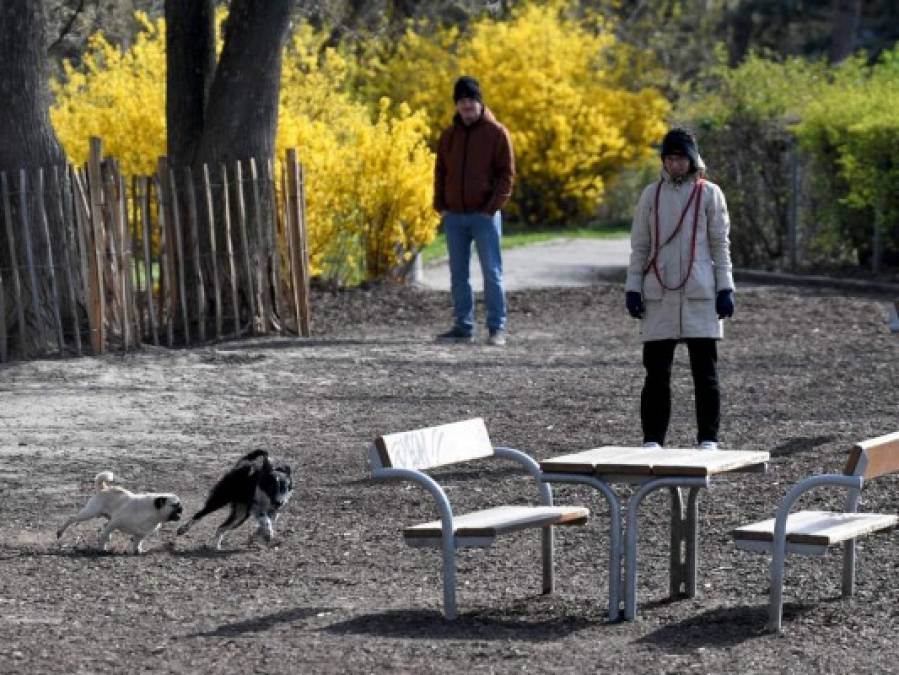 FOTOS: España sigue desierta, llora sus muertos y limpia sus calles ante coronavirus