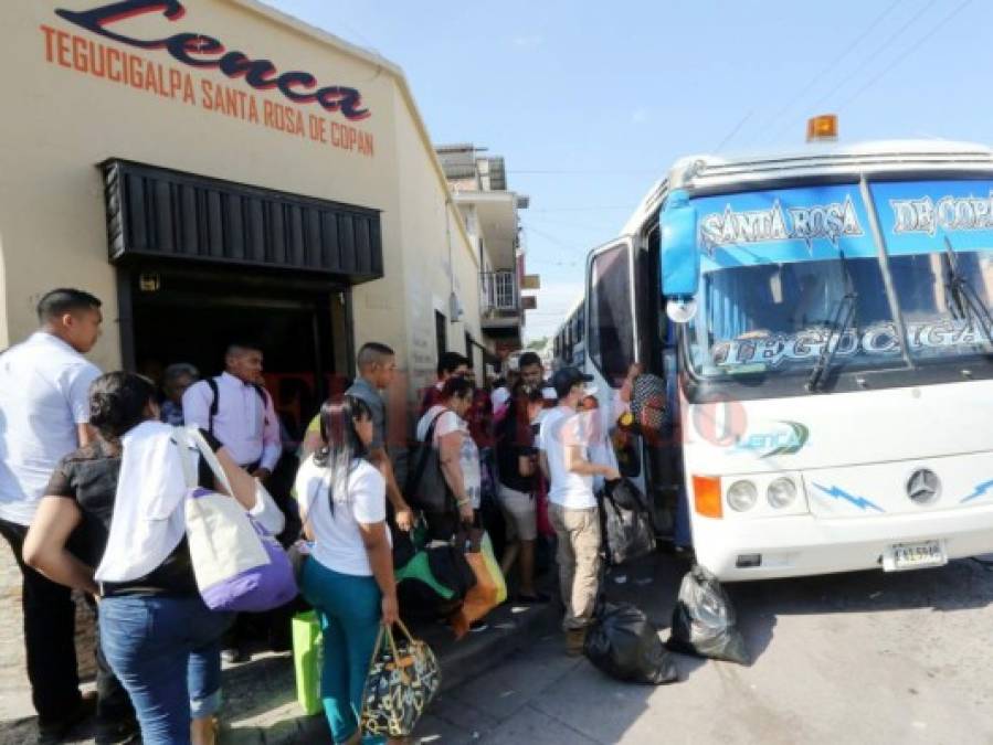 Abarrotadas terminales de autobuses en regreso de personas a la capital