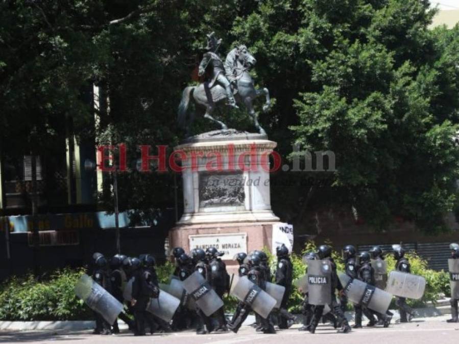 FOTOS: En disturbios termina marcha convocada por grupos sindicales