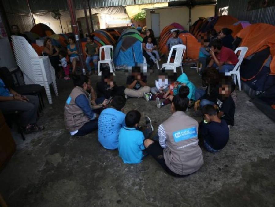 FOTOS: Hacinamiento, hambre e indiferencia sufren los migrantes hondureños en Tijuana