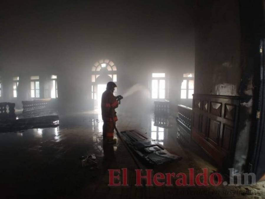 FOTOS: Los daños que encapuchados provocaron al antiguo edificio de la Alcaldía Municipal en la capital