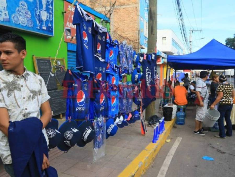 FOTOS: Aficionados de Motagua comienzan a pintar de azul el Estadio Nacional