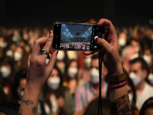 Con mascarillas y pruebas negativas se realizó concierto masivo en Barcelona (Fotos)