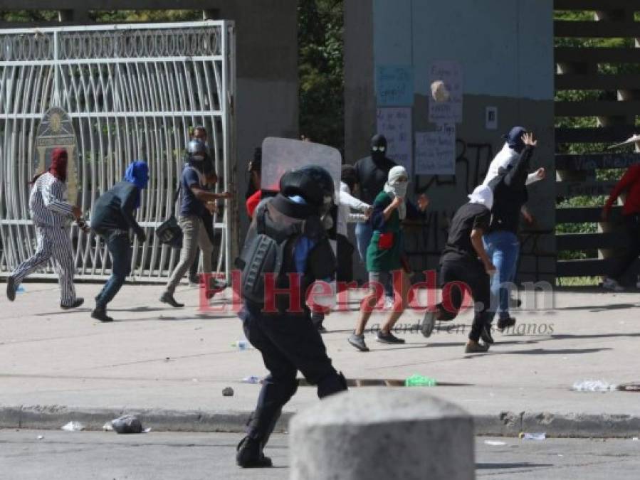 FOTOS: Encapuchados en pijama se enfrentan a policías en la UNAH