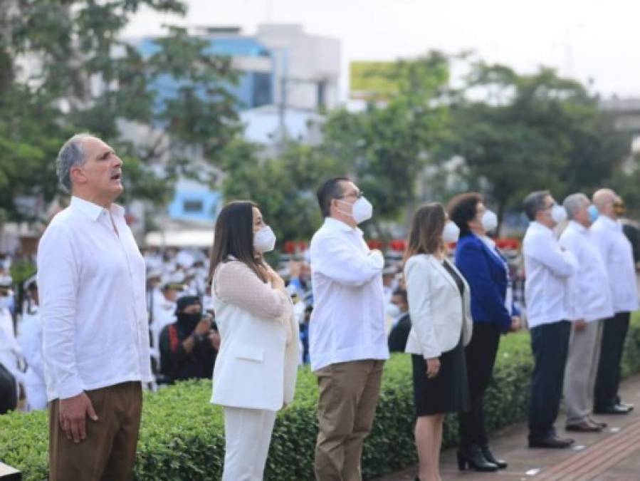 Algarabía en Plaza de las Banderas para conmemorar los 199 años de Independencia