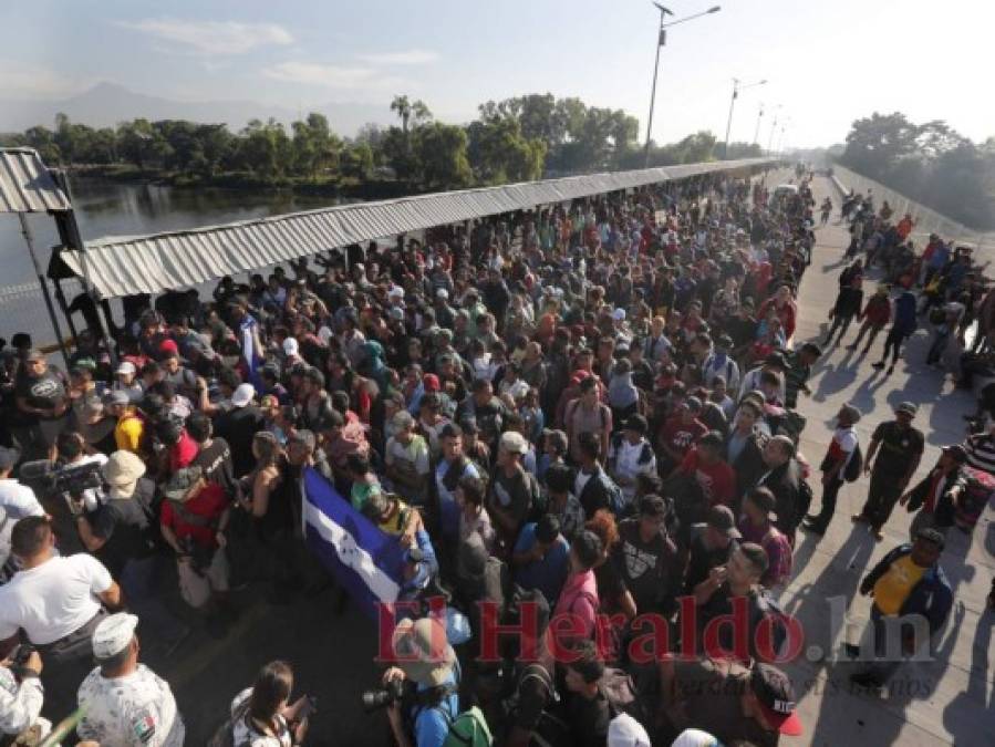 10 desgarradoras imágenes de la caravana migrante que busca paso hacia EEUU