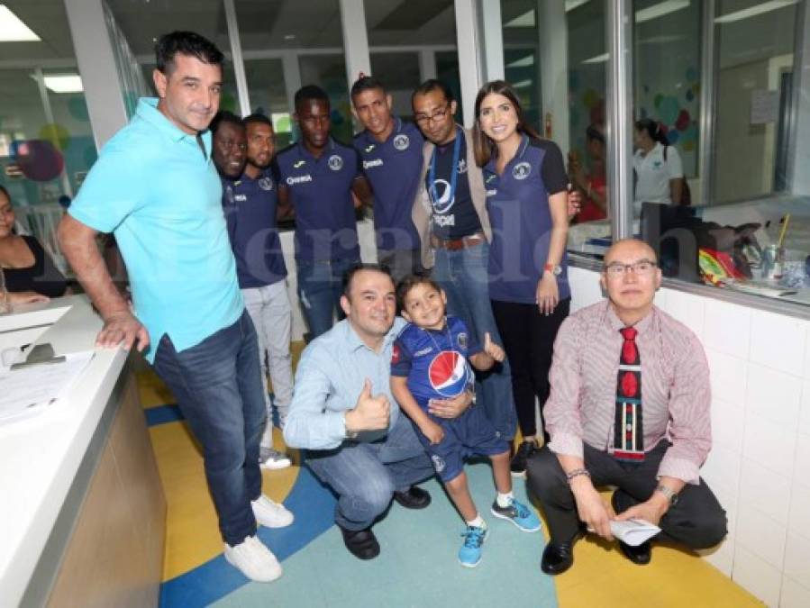 Motagua llena de alegría al pequeño José Luis Castellanos, un niño que sufre hemofilia