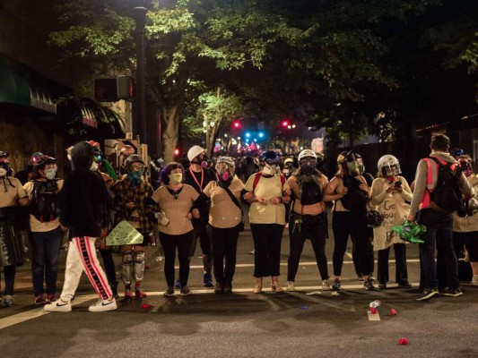 FOTOS: Manifestantes y policías se enfrentan nuevamente en Portland, EEUU