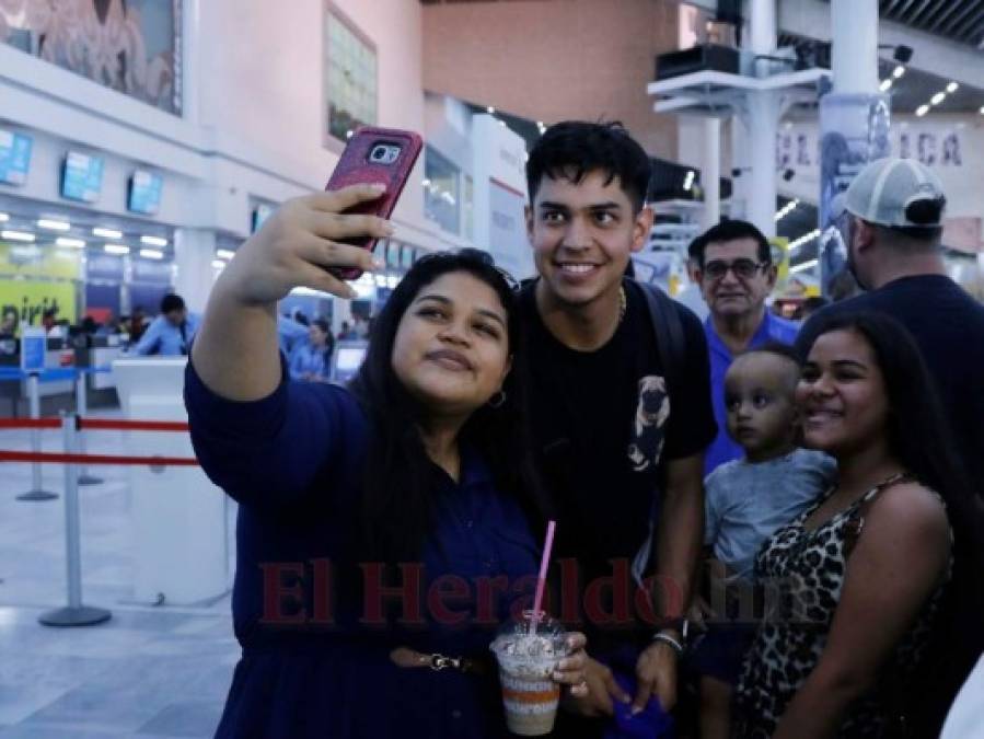 Entre selfies y abrazos, Mauricio Dubón se despide de Honduras tras pasar fin de año en familia