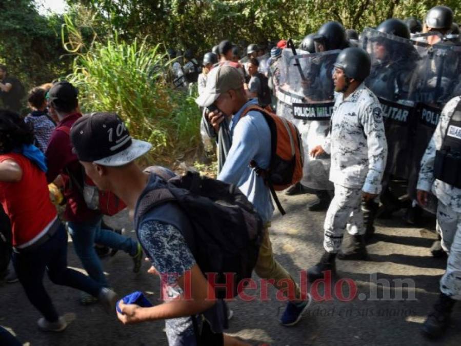 Con gritos y empujones repelen caravana migrante en México (Fotos)