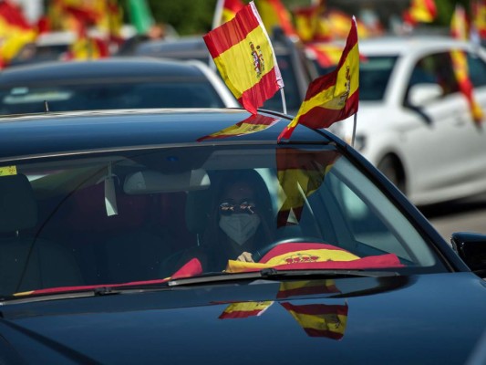 Miles de españoles protestan en carro contra el gobierno por gestión de la pandemia