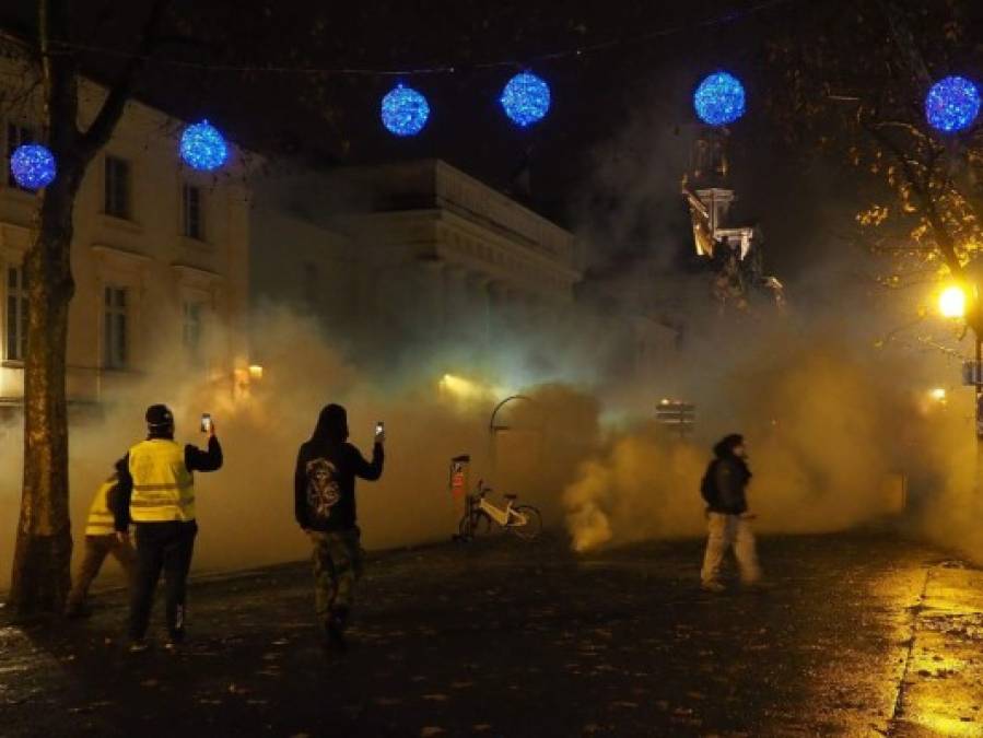 FOTOS: Caos y destrucción en París tras otro día de protestas de los chalecos amarillos