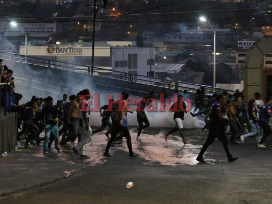 Terrible enfrentamiento entre barras y Policía Nacional tras el clásico capitalino