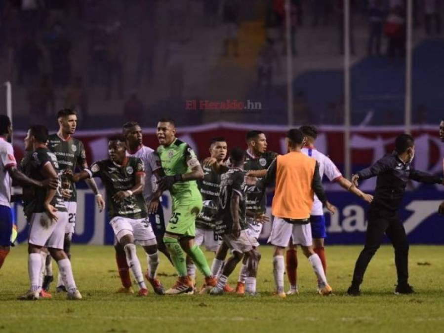 Jugadores de Olimpia y Marathón protagonizaron zafarrancho contra el arbitraje de Melissa Pastrana