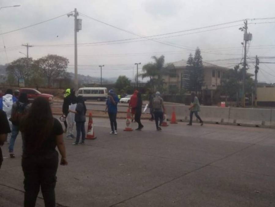 Gas lacrimógeno y 'chimbas', los protagonistas de las protestas frente a la UNAH