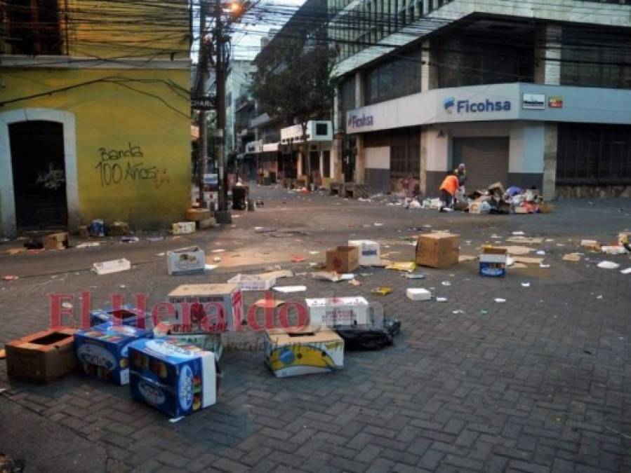 Recogen toneladas de basura producida en víspera del Año Nuevo en la capital (FOTOS)