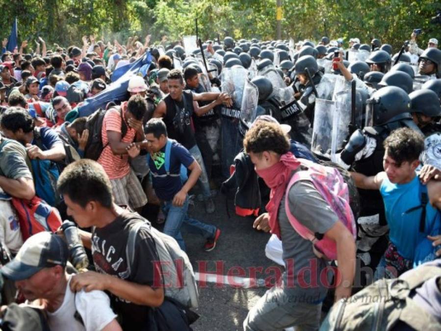 Con gritos y empujones repelen caravana migrante en México (Fotos)