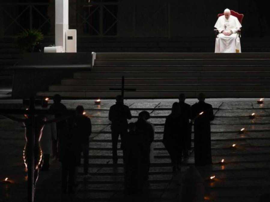 En una plaza vacía y con cinco reos, Papa celebra viacrucis del Viernes Santo