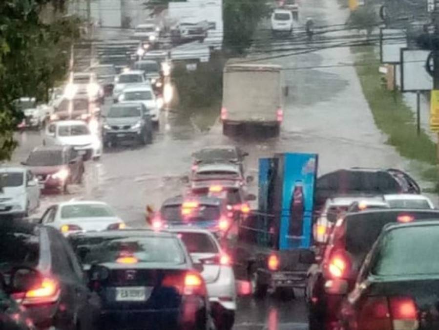 FOTOS: Lluvias dejan vehículos atrapados y convierten calles en ríos
