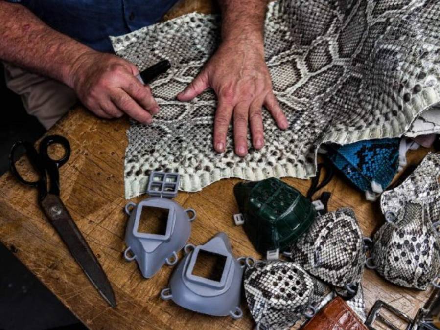 FOTOS: Hombre en EEUU hace mascarillas con piel de iguanas y serpientes pitón