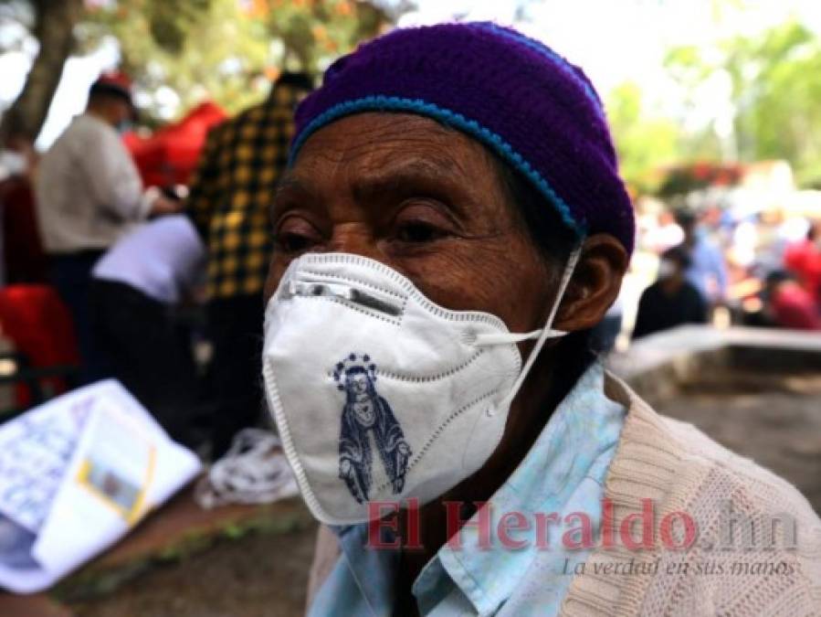 En orden y sentados, Ojojona vacuna a sus abuelitos con dosis donadas por El Salvador (FOTOS)