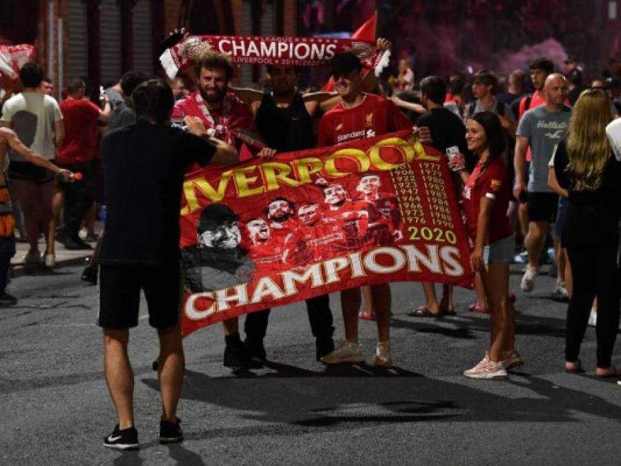 ¡Se les olvidó la pandemia! Miles celebran el título del Liverpool