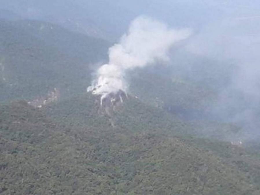 Las primeras imágenes del incendio forestal en la montaña Pico Bonito