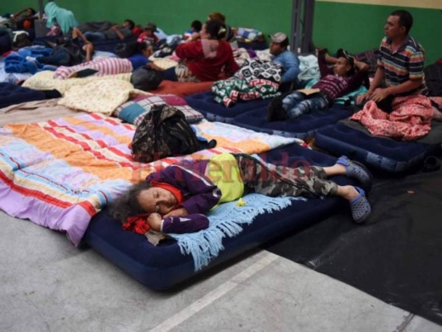 Así pasan la noche los hondureños de la caravana de migrantes